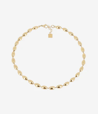 Collier Nyra ZAG – Chaîne grains de riz acier doré or fin, vue face au décolleté. Les Tendances de Charlotte, Saint-Quentin.