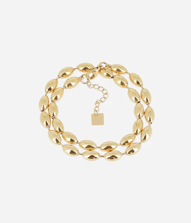Collier Nyra ZAG – Vue porté au cou, chaîne grains de riz dorée effet accumulation minimaliste.