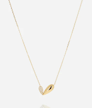 Collier Riola ZAG – Double goutte zircon acier doré or fin, vue face au décolleté. Les Tendances de Charlotte, Saint-Quentin.