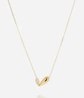 Collier Riola ZAG – Double goutte zircon acier doré or fin, vue face au décolleté. Les Tendances de Charlotte, Saint-Quentin.