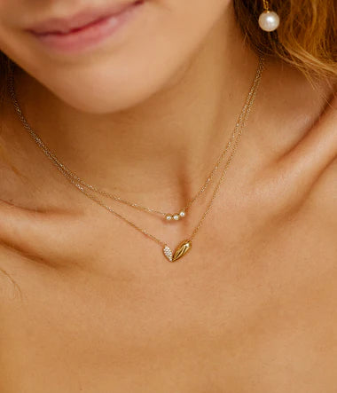 Collier Riola ZAG – Vue porté au cou, double goutte zircon dorée bijou minimaliste hypoallergénique. Livraison offerte dès 69€.