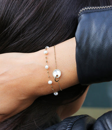 Bracelet Zoé ZAG – Petites boules dorées et pierre naturelle au poignet